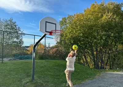 Utendørs basketstativ m/overheng 1,2m -trening/skole (rund stolpe) Utendørs basketstativ m/overheng 1,2m -trening/skole (rund stolpe)