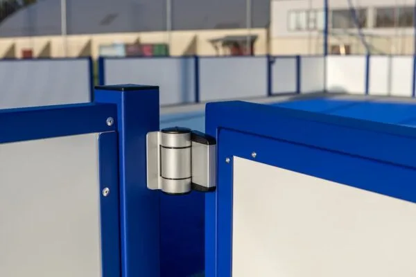 Nærbilde av døren til en pickleballbinge fra Moovment