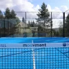 Padeltennisbane med blått kunstgress i naturskjønne omgivelser
