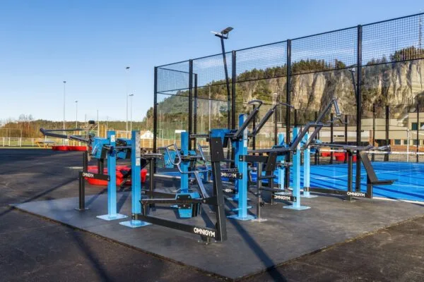 Utendørs styrketrening med vektmotstand fra Omnigym