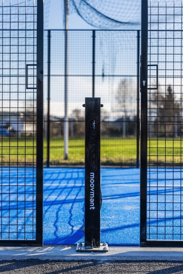 Utendørs padeltennisbane med låsbar dør