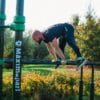 Utendørs treningspark med dipsstenger og pullups-stenger.