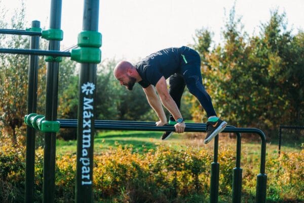 Utendørs treningspark med dipsstenger og pullups-stenger.