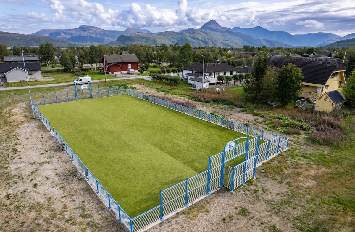 Moovmentbingen Sørkjosen Blå ballbinge med miljøvennlig kunstgress som underlag