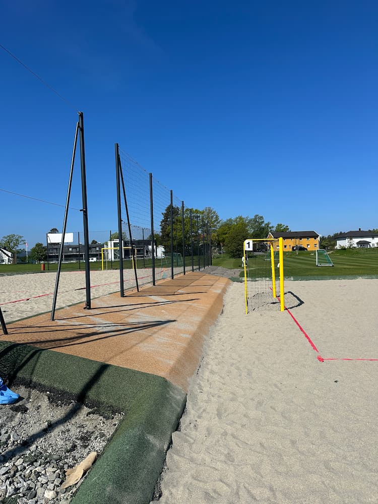 IMG_1254 (1) nærmiljøanlegg hos Bamble idrettsforening med padeltennis, treningspark, skateelementer og sandvolleyball