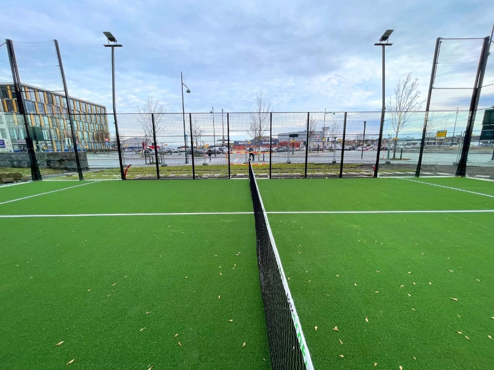 Trondheim padeltennis 2 Padeltennisbane med grønt kunstgress.