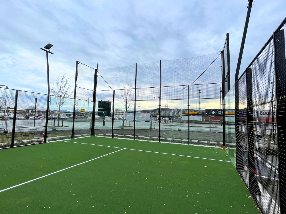 Trondheim padeltennis 3 Padeltennisbane med grønt kunstgress.