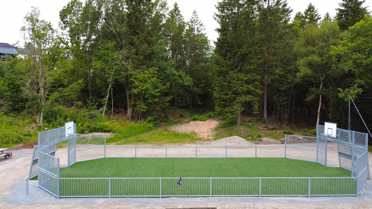 Skrikeråsen Arena 3 Ballbinge i stål med basketkurver