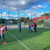 Barn som spiller fotball i multisportbinge