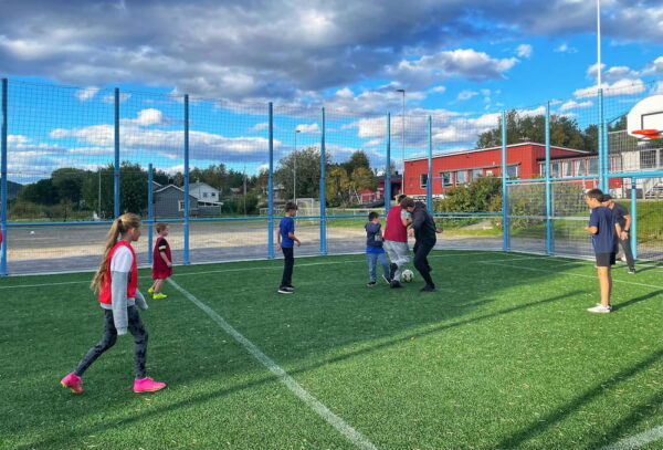 Barn som spiller fotball i multisportbinge
