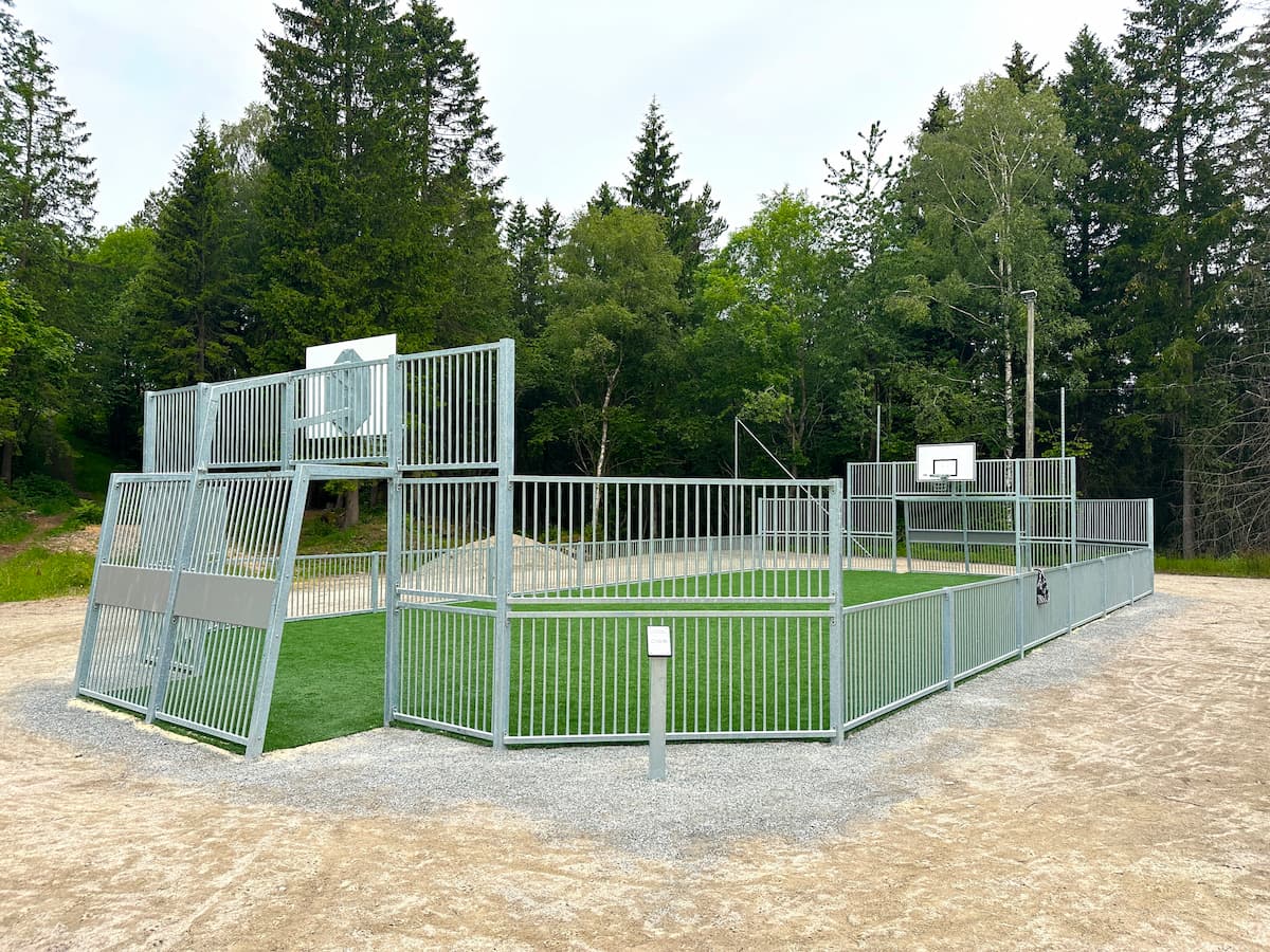 Skrikeråsen Arena 1 ballbinge fra Moovment med kunstgress