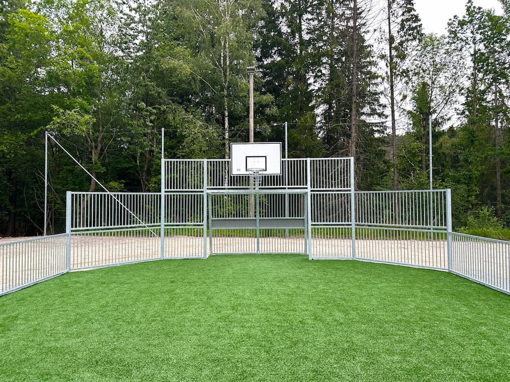 Skrikeråsen Arena 2 Ballbinge med basketkurv fra Moovment