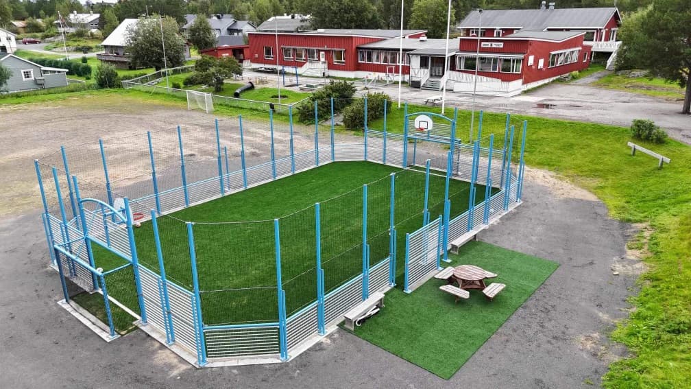Moovmentbingen Innhavet Blå multisportbinge med ballfangernett og kunstgress