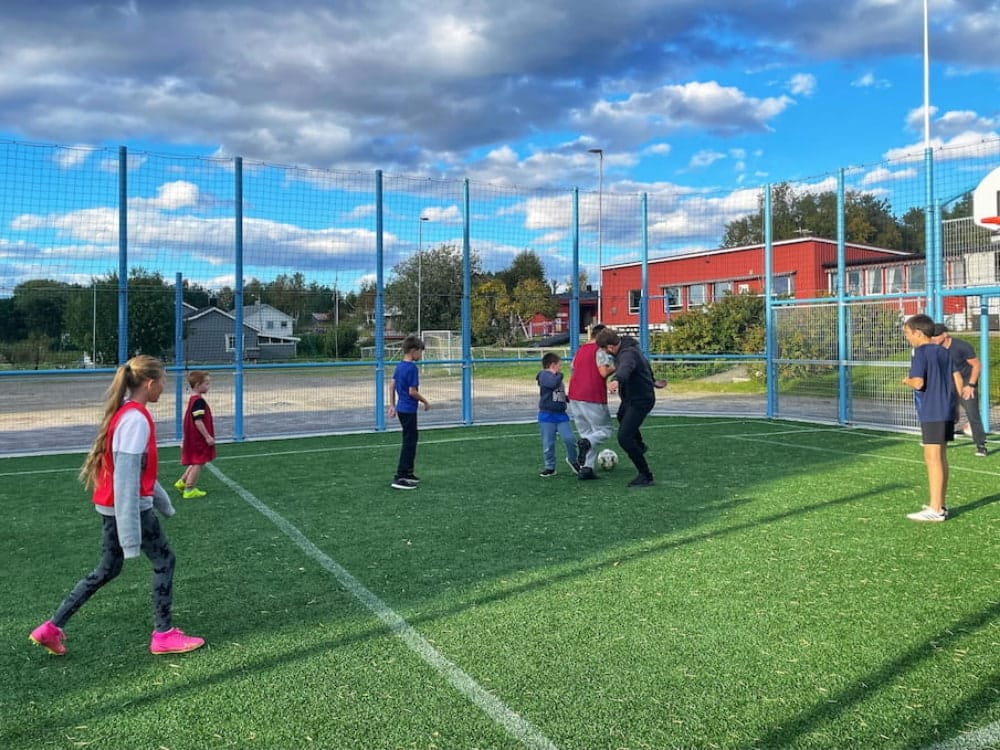 Moovmentbingen Innhavet 5 Barn som spiller fotball i multisportbinge