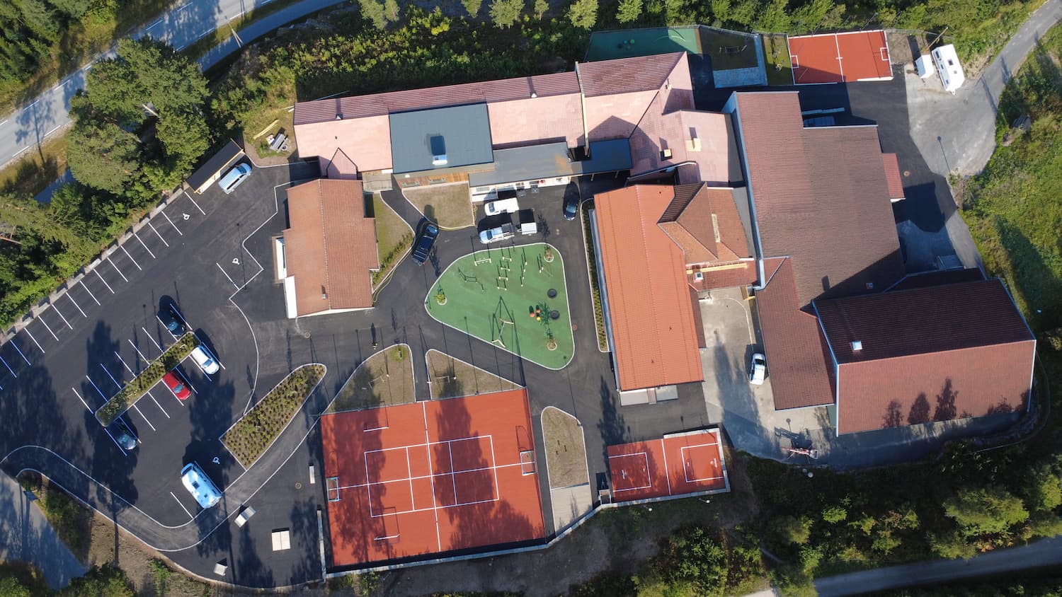 Tveit skole 1 ballbinge fra Moovment med kunstgress