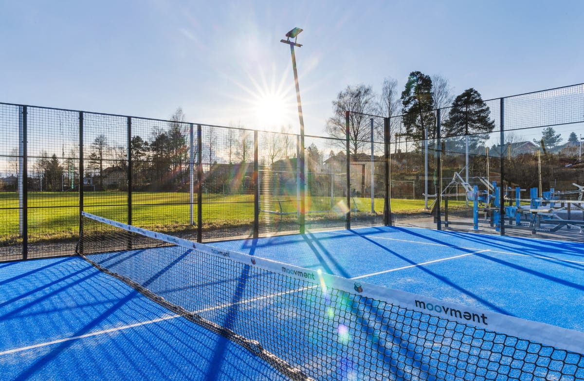padeltennis Bamble Blå ballbinge med miljøvennlig kunstgress som underlag