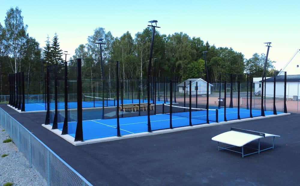 Høland padel drone5 To utendørs padeltennisbaner på asfalt.