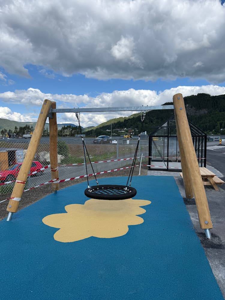 IMG_3213 Klatrestativ i robiniatre, med ballbinge bak