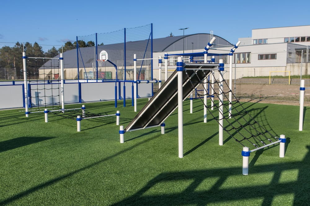 Florø aktivitetspark - hinderløype Hinderløype i blå og hvit farge