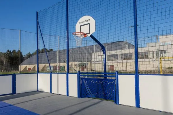 Nærbilde av basketkurven og fotballmålet til pickleballbingen fra Moovment