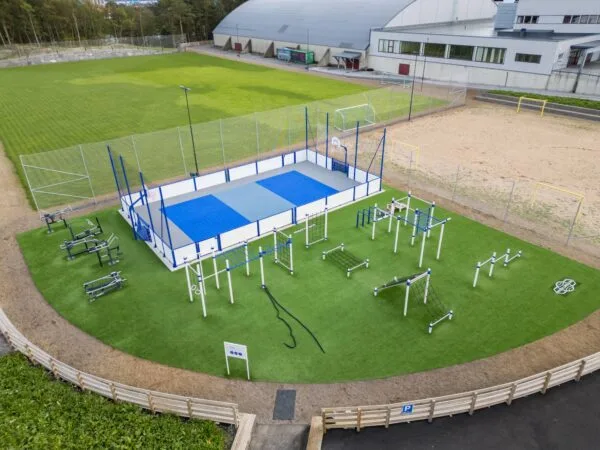 Nærmiljøanlegg med ballbinge og treningspark