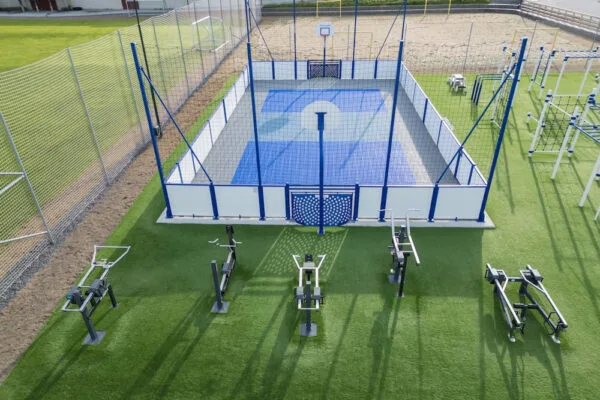 Treningspark og pickleballbinge sett ovenfra