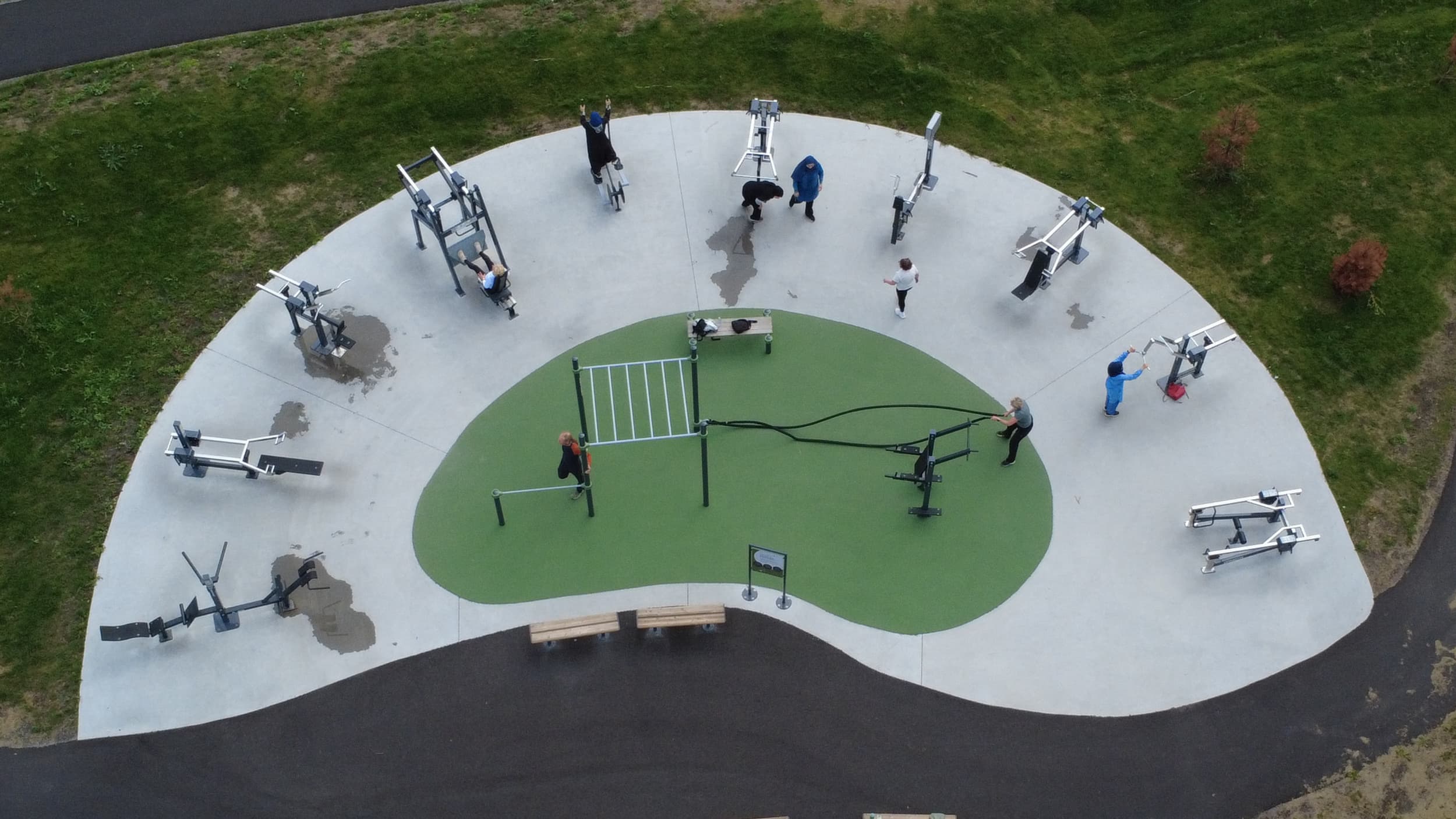 nærmiljøanlegg hos Bamble idrettsforening med padeltennis, treningspark, skateelementer og sandvolleyball