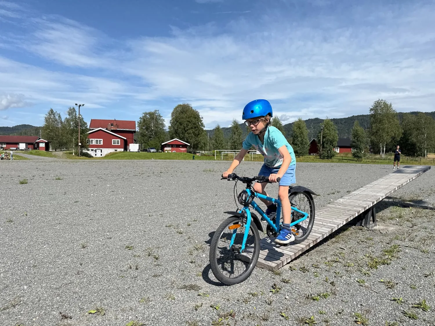 Blå ballbinge med miljøvennlig kunstgress som underlag