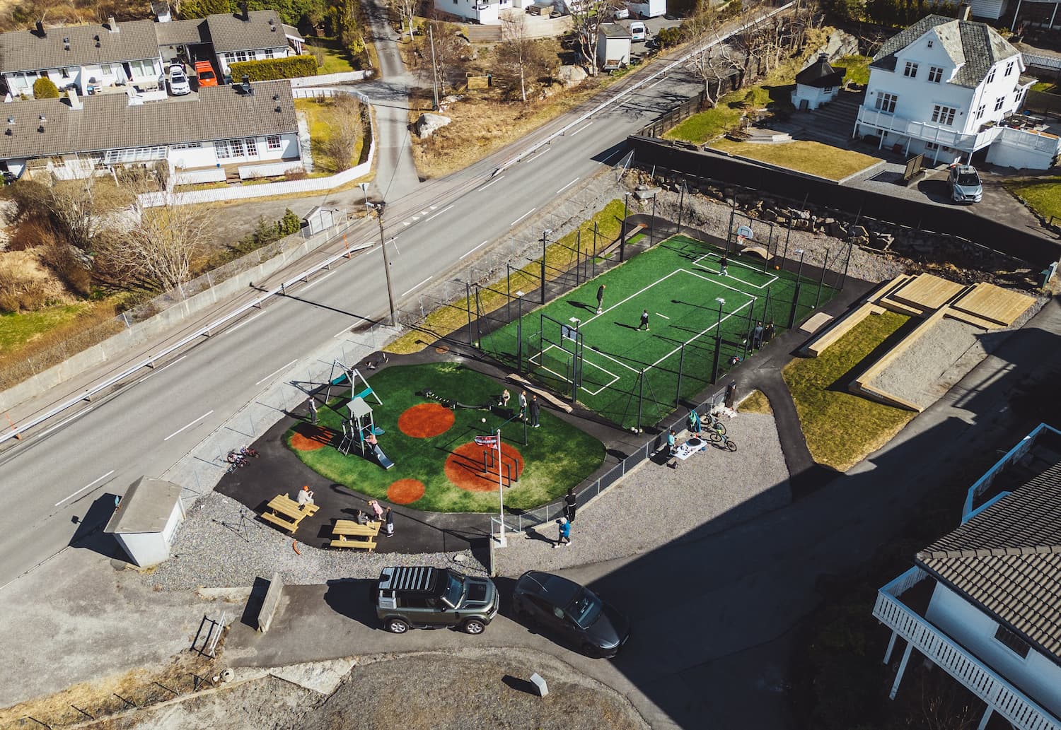 Nærmiljøanlegg på Sotra med multisportbane, sykkelpark og lekeplass. 
