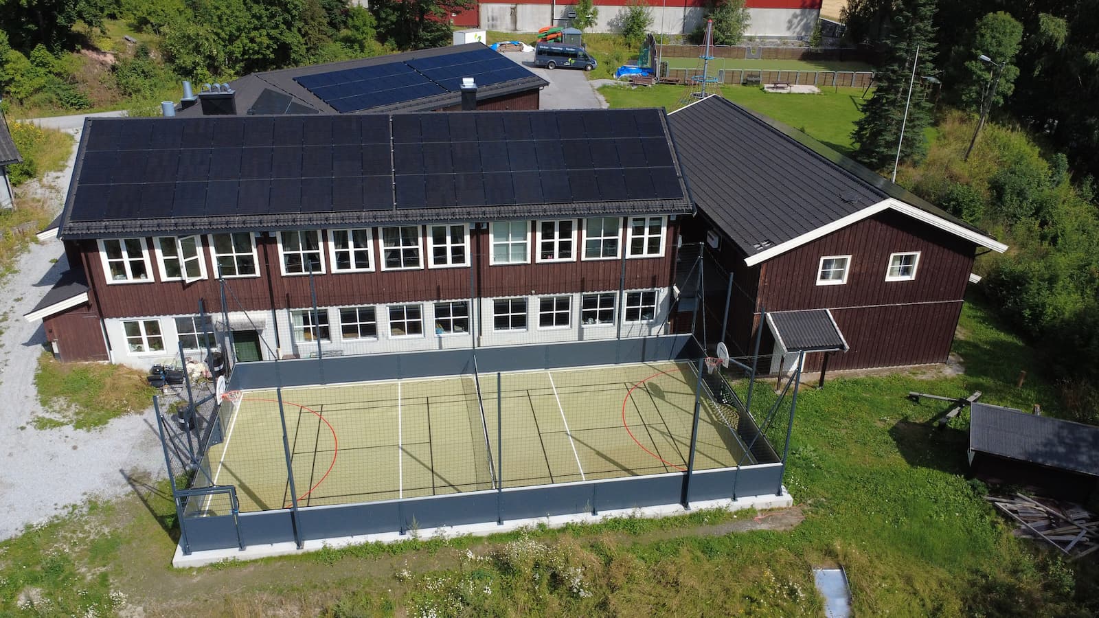 DJI_0862 (1) Ballbinge med lys og kunstgress på Tomb Videregående skole