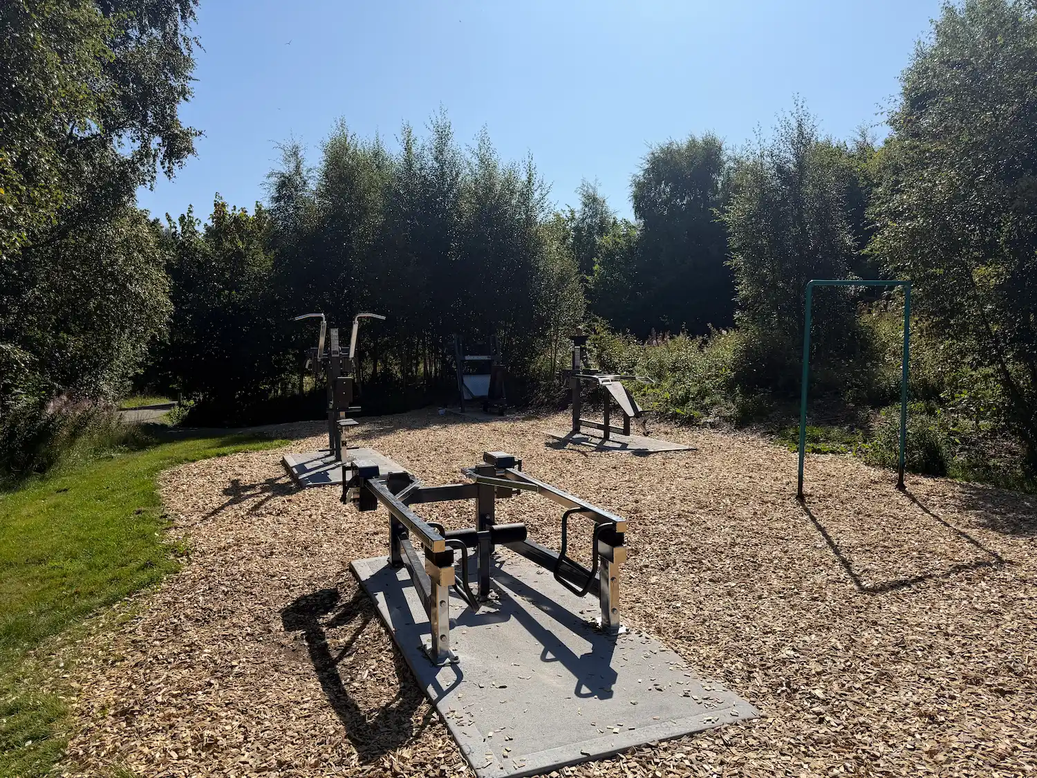 Ballbinge med lys og kunstgress på Tomb Videregående skole